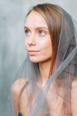 Stüdyoda siyah elbiseli şık gelin. Çiçek aranjmanı ve buket, masada kız.