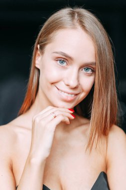 Stüdyoda siyah elbiseli şık gelin. Çiçek aranjmanı ve buket, masada kız.