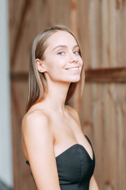 Stüdyoda siyah elbiseli şık gelin. Çiçek aranjmanı ve buket, masada kız.