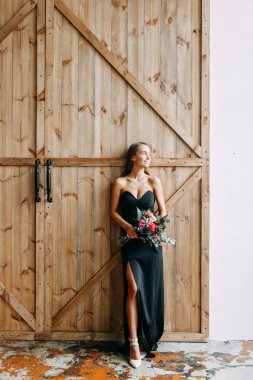 Arka kapısı'nın düğün töreni. Siyah giysili güzel Çift.