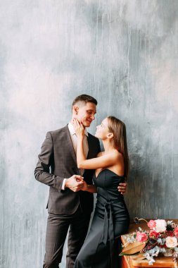 Güzel çift Studio masada. Düğün fotoğraf çekimleri siyah.