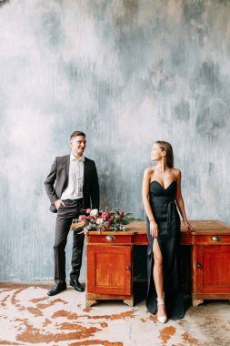Güzel çift Studio masada. Düğün fotoğraf çekimleri siyah.