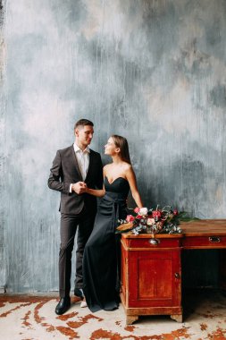 Güzel çift Studio masada. Düğün fotoğraf çekimleri siyah.