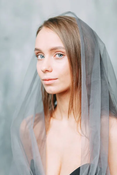 Stilvolle Braut Schwarzen Kleid Studio Blumengesteck Und Strauß Das Mädchen — Stockfoto