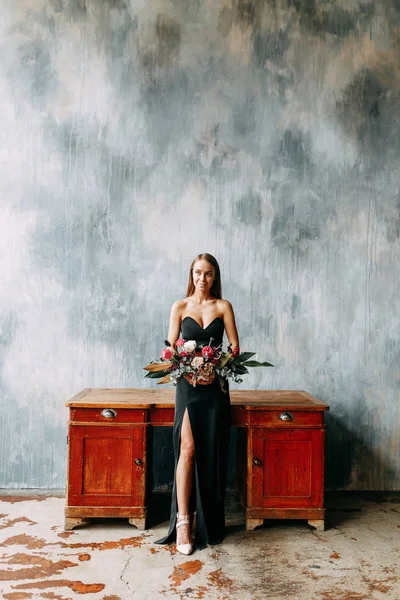 스튜디오에서 드레스에서의 꽃꽂이 테이블에 — 스톡 사진