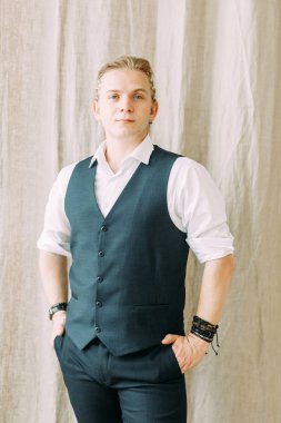 Damat iç stüdyo. Avrupa tarzı düğün fotoğraf çekimi.