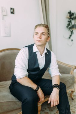 Damat iç stüdyo. Avrupa tarzı düğün fotoğraf çekimi.