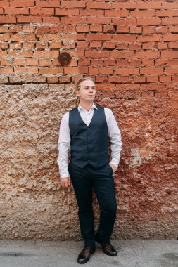 Damat iç stüdyo. Avrupa tarzı düğün fotoğraf çekimi.