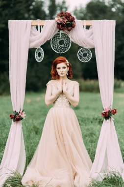 Uzun otların dolu bir alanda gelin. Avrupa tarzı doğada düğün fotoğraf çekimi.