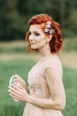 Uzun otların dolu bir alanda gelin. Avrupa tarzı doğada düğün fotoğraf çekimi.