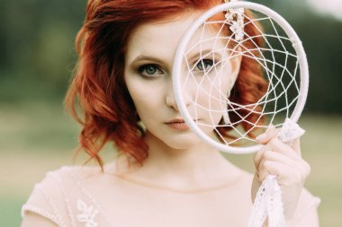 Uzun otların dolu bir alanda gelin. Avrupa tarzı doğada düğün fotoğraf çekimi.