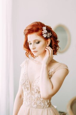 Gelini güzel sanatlar tarzında iç stüdyo. Avrupa tarzı düğün fotoğraf çekimi.