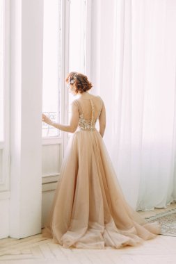 Gelini güzel sanatlar tarzında iç stüdyo. Avrupa tarzı düğün fotoğraf çekimi.