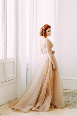 Gelini güzel sanatlar tarzında iç stüdyo. Avrupa tarzı düğün fotoğraf çekimi.