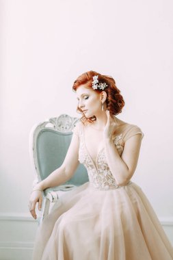 Gelini güzel sanatlar tarzında iç stüdyo. Avrupa tarzı düğün fotoğraf çekimi.