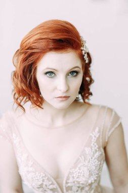 Gelini güzel sanatlar tarzında iç stüdyo. Avrupa tarzı düğün fotoğraf çekimi.