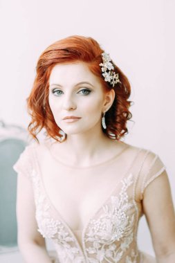 Gelini güzel sanatlar tarzında iç stüdyo. Avrupa tarzı düğün fotoğraf çekimi.