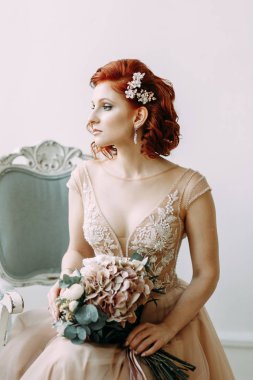 Gelini güzel sanatlar tarzında iç stüdyo. Avrupa tarzı düğün fotoğraf çekimi.