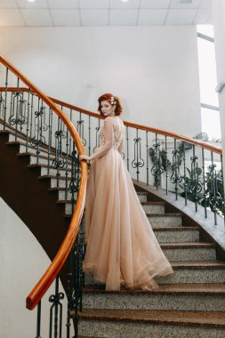 Gelin merdivenlerde pahalı bir otel var. Çok güzel bir elbise düğün fotoğraf çekimi.