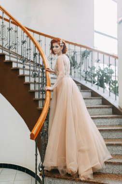 Gelin merdivenlerde pahalı bir otel var. Çok güzel bir elbise düğün fotoğraf çekimi.