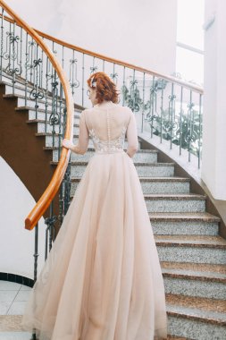 Gelin merdivenlerde pahalı bir otel var. Çok güzel bir elbise düğün fotoğraf çekimi.