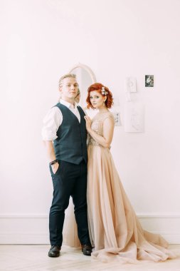 Yeni evliler Studio ve otel toplantı. Gelin ve damat bir buket ile.