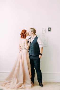 Yeni evliler Studio ve otel toplantı. Gelin ve damat bir buket ile.