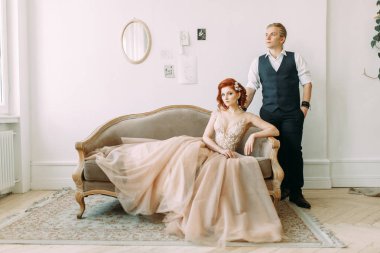 Yeni evliler Studio ve otel toplantı. Gelin ve damat bir buket ile.