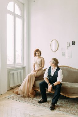 Yeni evliler Studio ve otel toplantı. Gelin ve damat bir buket ile.