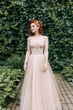 Yeşil duvar düğün birkaç arka planda. Bina bitki örtüsü.