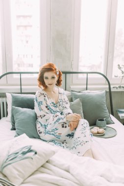 Gelinin sabah iç stüdyo. Kız iç çamaşırı ve bir elbise yatakta.