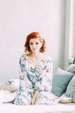 Gelinin sabah iç stüdyo. Kız iç çamaşırı ve bir elbise yatakta.