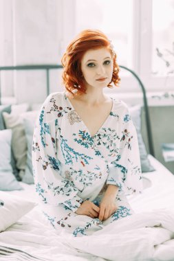 Gelinin sabah iç stüdyo. Kız iç çamaşırı ve bir elbise yatakta.