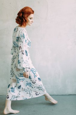 Gelinin sabah iç stüdyo. Kız iç çamaşırı ve ceket.