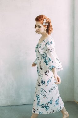 Gelinin sabah iç stüdyo. Kız iç çamaşırı ve ceket.