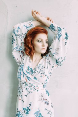 Gelinin sabah iç stüdyo. Kız iç çamaşırı ve ceket.