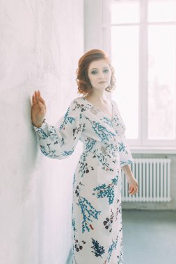 Gelinin sabah iç stüdyo. Kız iç çamaşırı ve ceket.