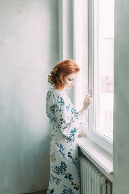 Gelinin sabah iç stüdyo. Kız iç çamaşırı ve ceket.