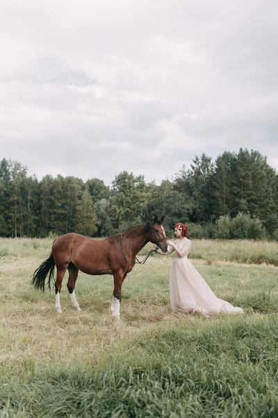 フィールドで馬に乗って花嫁 馬で美しい結婚式と写真撮影します — ストック写真