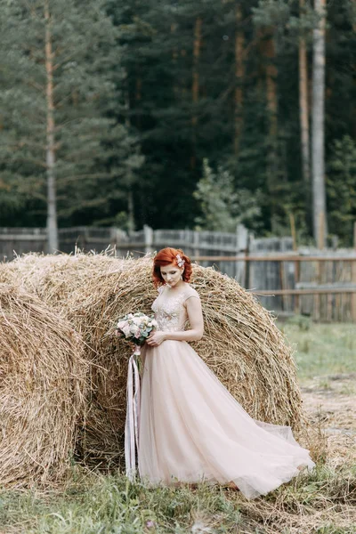 Fotografia Casamento Atirar Nos Estábulos Com Feno Casal Bonito Casamento — Fotografia de Stock