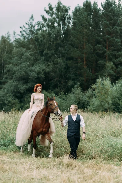 Paseo Bodas Caballo Pareja Caminando Naturaleza Bosque —  Fotos de Stock