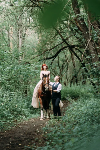 Paseo Bodas Caballo Pareja Caminando Naturaleza Bosque —  Fotos de Stock