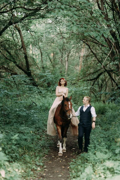 Caminhada Casamento Cavalo Casal Caminhando Natureza Floresta — Fotografia de Stock