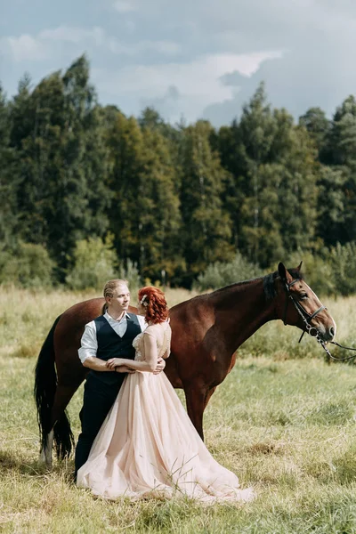 Ślub Spacer Koniu Para Spacerująca Przyrodzie Lesie — Zdjęcie stockowe