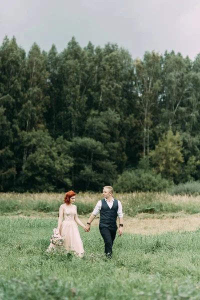 Hochzeitszeremonie Der Natur Auf Dem Feld Braut Und Bräutigam Auf — Stockfoto