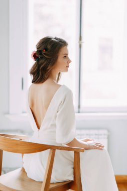 Müzenin ışık düğün fotoğraf çekimi. Stüdyoda oturup içinde güzel bir gelin. 