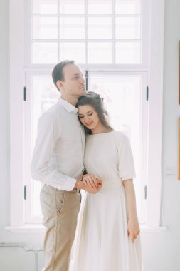 Avrupa tarzı güzel sanatlar çifti. Düğün fotoğraf çekimi ışık Müzesi'nde. 