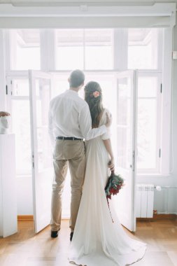 Avrupa tarzı güzel sanatlar çifti. Düğün fotoğraf çekimi ışık Müzesi'nde. 