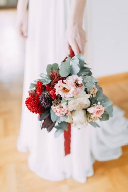 Parlak modern buket beyaz zemin üzerinde. Düğün dekor ve minimalizm.