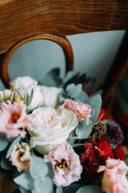 Parlak modern buket beyaz zemin üzerinde. Düğün dekor ve minimalizm.